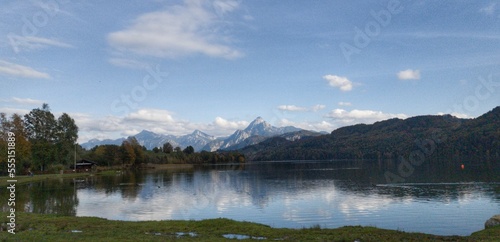 Die Alpen am Rand eines Bergsees im Sommer