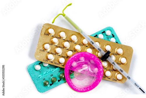 Moyens contraceptifs vue de dessus sur fond blanc.