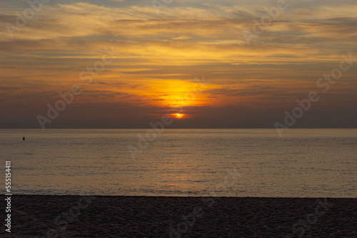 Amanecer con nubes en playa