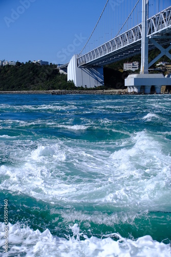 鳴門海峡の激しい渦潮