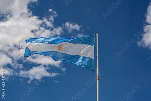 Bandera Argentina flameando sobre el cielo azul