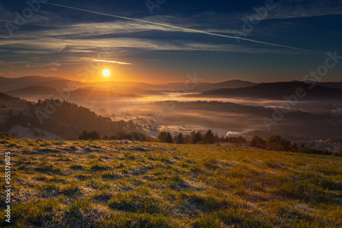 Widok na jesienne poranne mgły w górach. Jesienna panorama polskich gór Beskidów. 