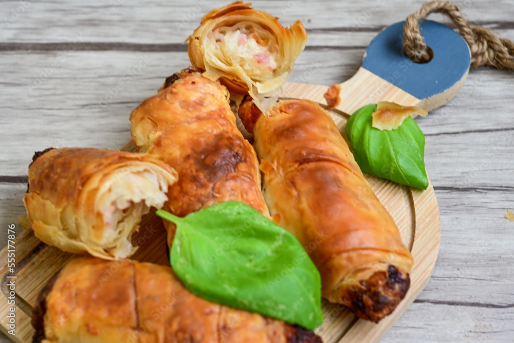Foto de Greek style Mini filo pastry rolls with bacon and cheddar