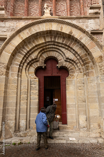 Pareja de ancianos saliendo de la iglesia. © Lola Fdez. Nogales