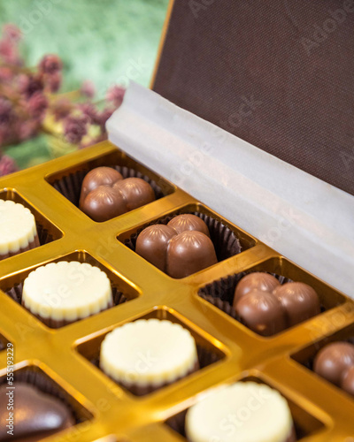 box of chocolate, dark chocolate, premium chocolate, belgian, bonbon, assortment, cocoa, in a row, confectionery, candy, sweet, gift, chocolate, luxury, variation, many, box, dessert, food, white choc