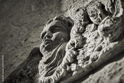 Engelsfigur aus Sandstein an einem Grabstein an der Stadtkirche in Wittenberg 
