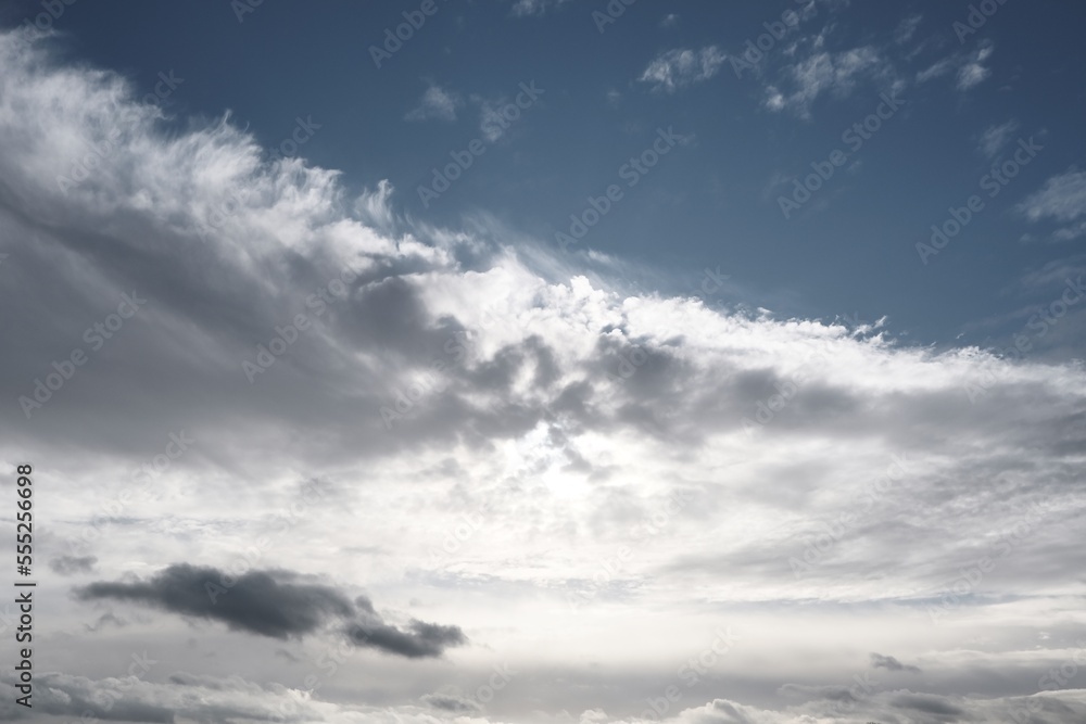 Farbiger Himmel mit spannenden Wolken als Hintergrund