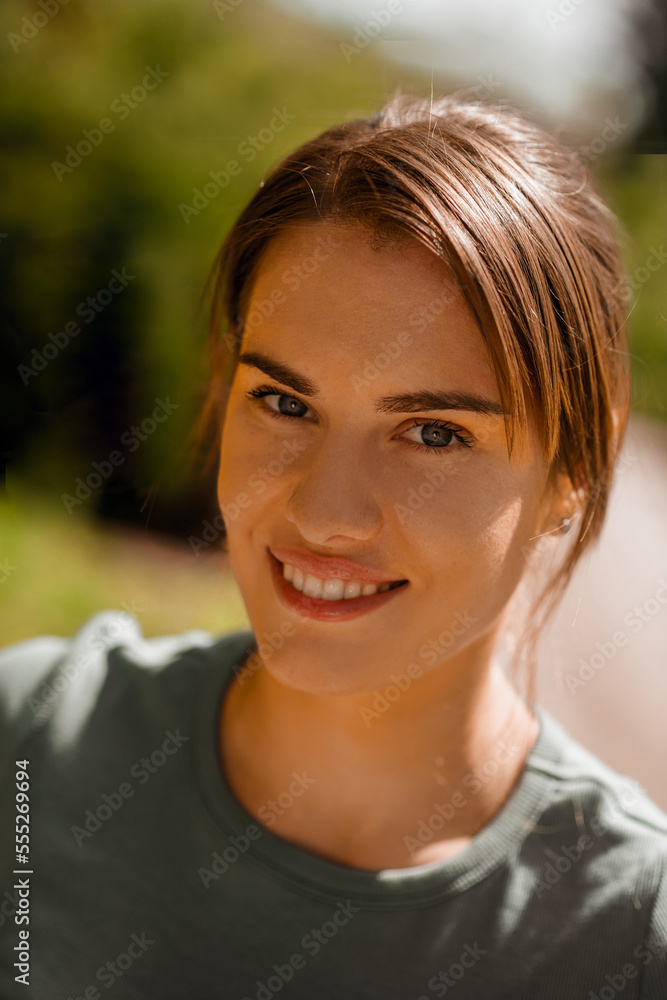Portait picture of a young smiling woman