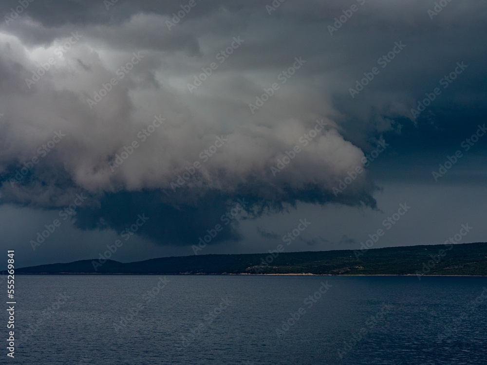 Dunkle Gewitterwolken an der kroatischen Küste