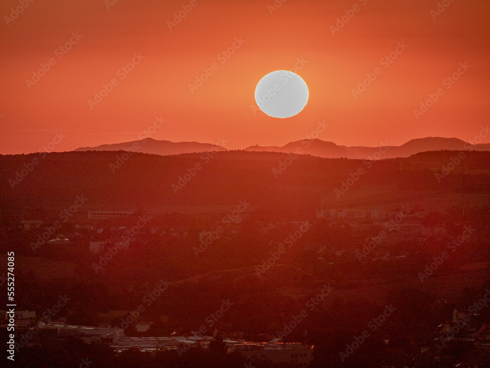 Sonnenuntergang hinter Hügelkette Sonnenuntergang hinter Hügelkette