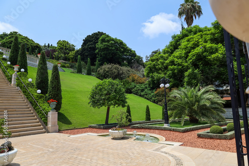 View of beautiful park with fountain and green plants on sunny day © Pixel-Shot
