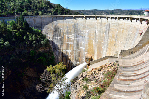 Paredón de represa hidroeléctrica photo
