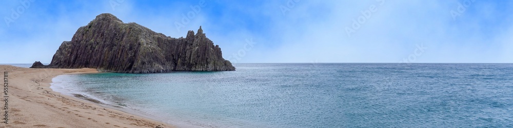 Fototapeta premium 青空バックに見る立岩と日本海のパノラマ情景＠京都
