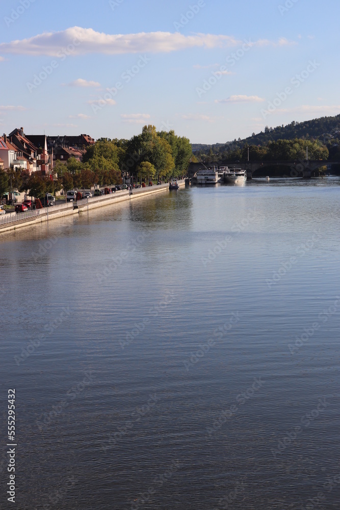 Obraz premium Würzburg - Blick von der Alte Mainbrücke über den Main nach Süden zum Hafen für die Kreuzfahrtschiffe