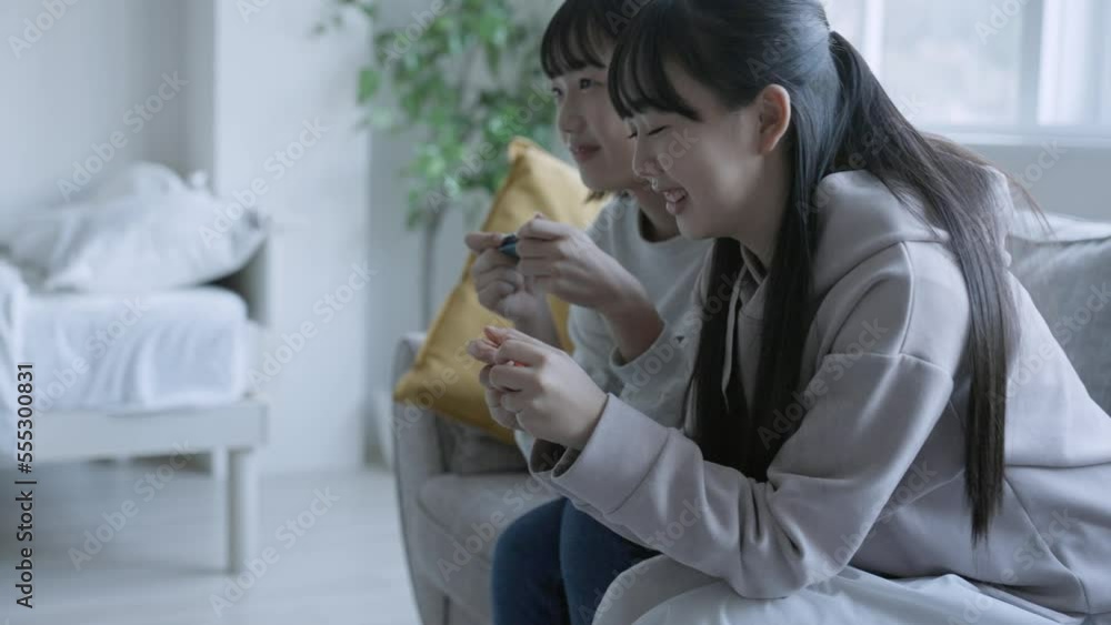 ゲームをする女の子 ゲームをする女の子