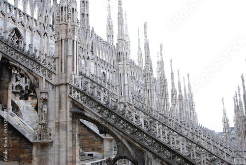 ドゥオモのフライングバッドレスと尖塔