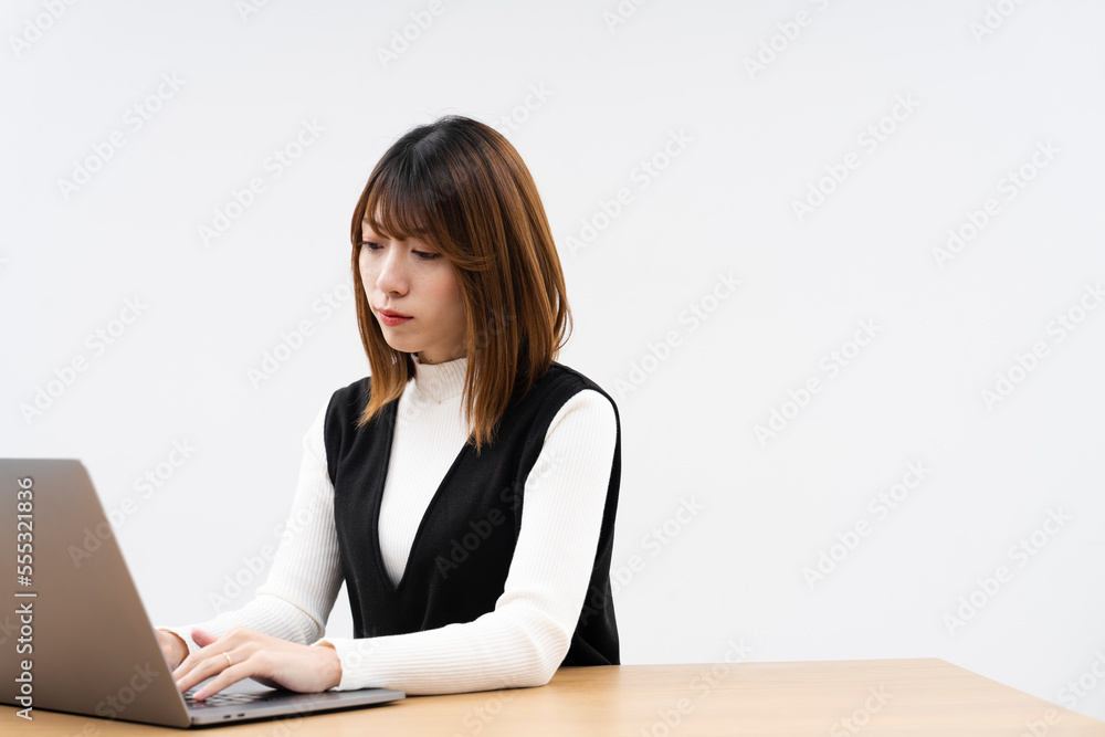 ノートパソコンで仕事をする女性 ノートパソコンで仕事をする女性