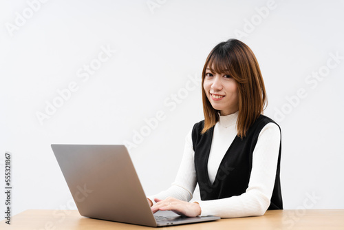 ノートパソコンで仕事をする女性 © peach100
