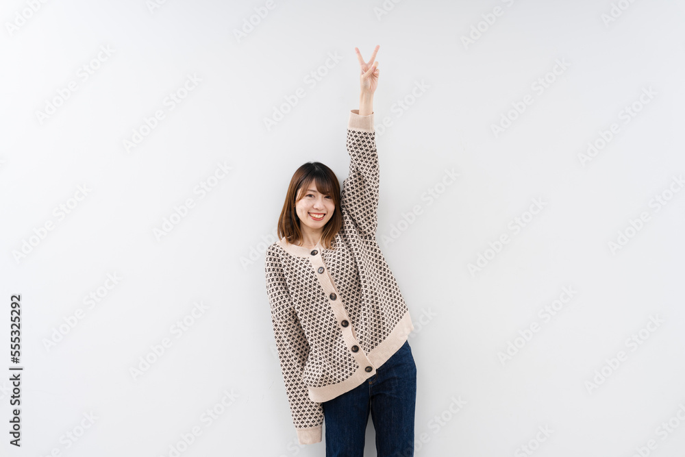 Vサインをする女性