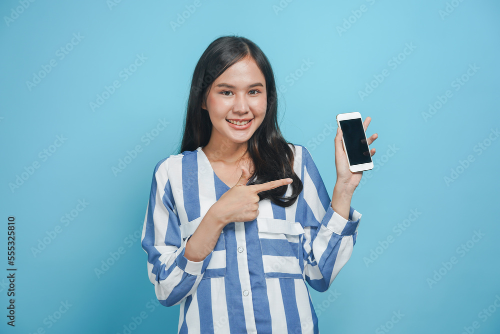 woman pointing to promotion in smartphone news woman pointing to promotion in smartphone news