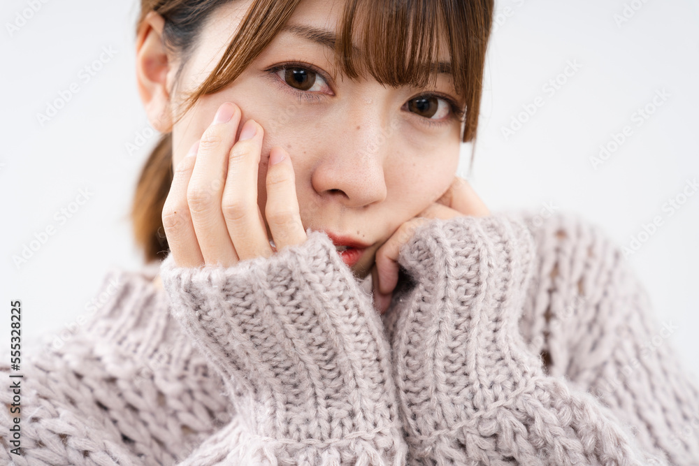 ニットを着ている女性 ニットを着ている女性