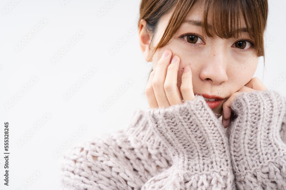 ニットを着ている女性 ニットを着ている女性