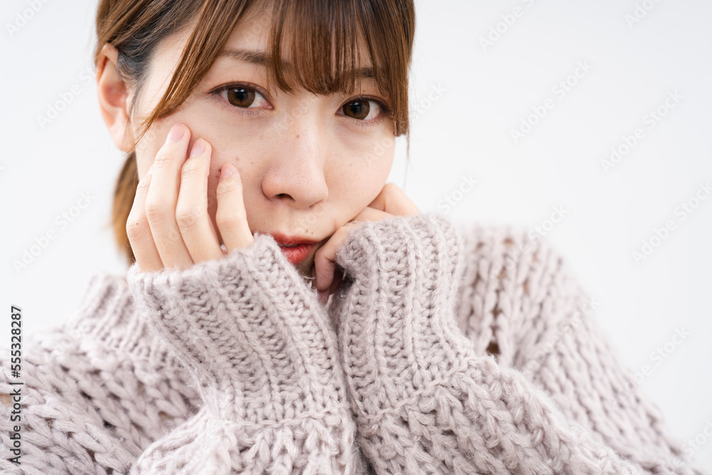 ニットを着ている女性 ニットを着ている女性