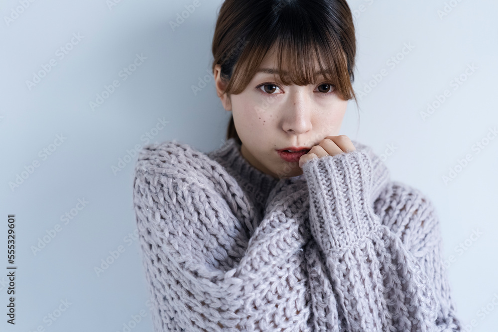 ニットを着ている女性 ニットを着ている女性