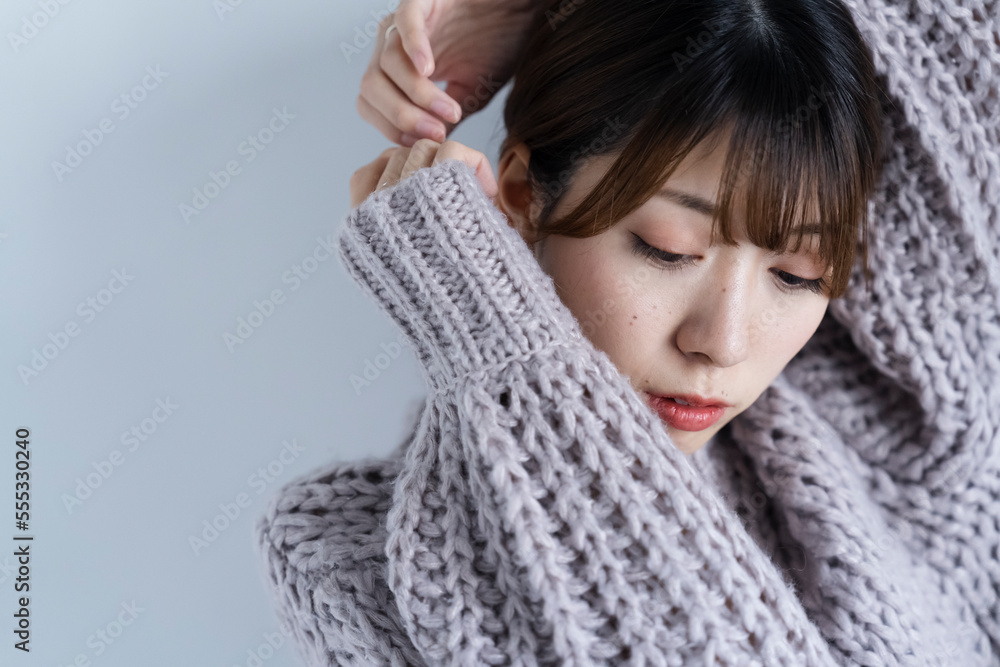ニットを着ている女性 ニットを着ている女性