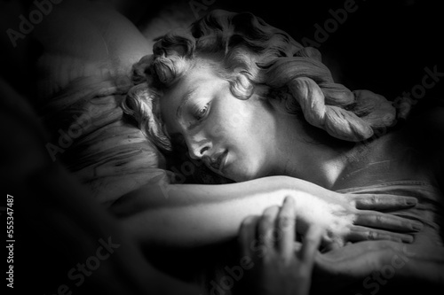 Statua, scultura. Ritratto, primo piano di una donna presa in un cimitero monumentale. photo
