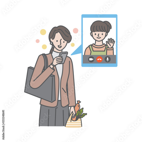 スマートフォンのビデオ通話で子供と話している会社帰りの女性