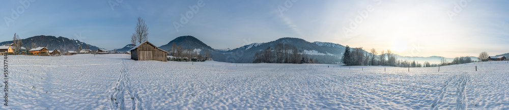 Panorama von Hittisau, mit einem Holzstadel auf der verschneiten Wiese