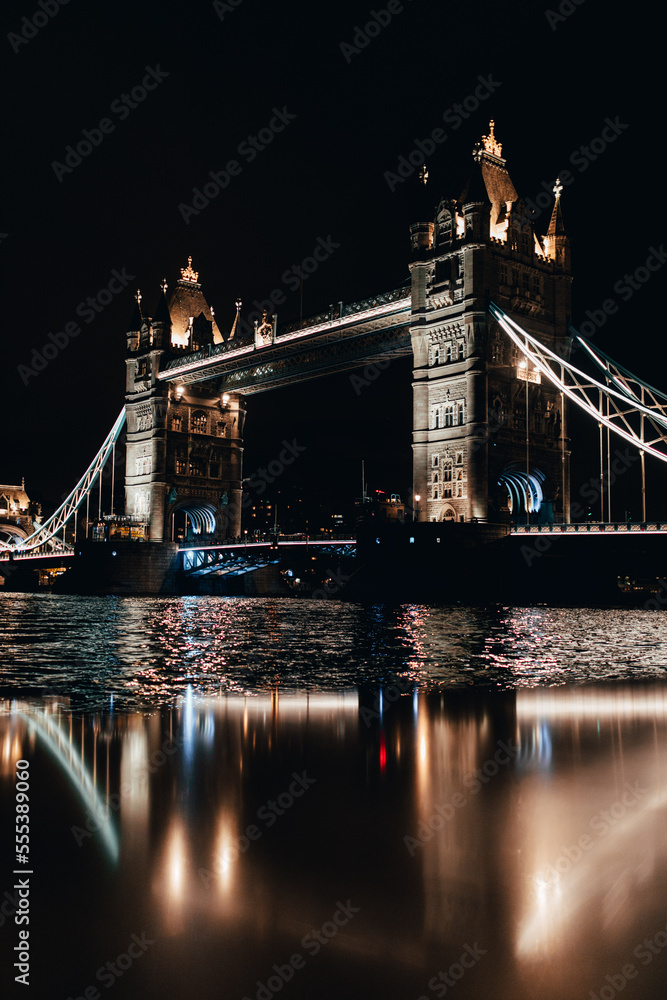 Obraz premium tower bridge at night