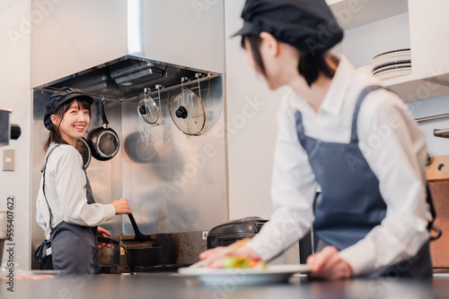 レストランのキッチンで働く2人の女性スタッフ photo