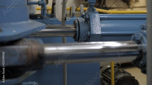Pistons of hydraulic steering gear moves rudder arm