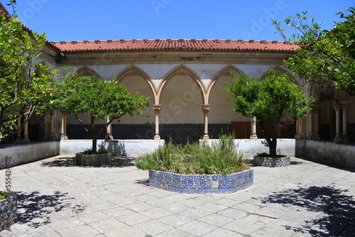 Fliesen und Bäume im Kreuzgang des Convento de Cristo in Tomar 