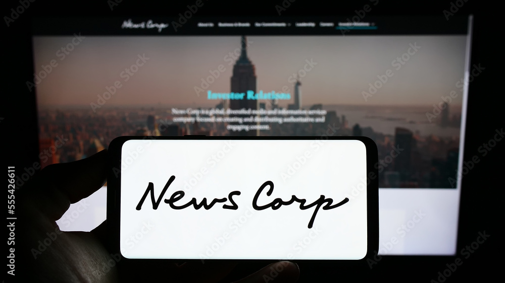 Stuttgart, Germany - 12-11-2022: Person holding cellphone with logo of US  mass media company News Corporation on screen in front of business webpage.  Focus on phone display. foto de Stock | Adobe Stock
