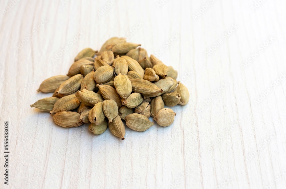 Obraz premium Dry Cardamom or Cardamon Isolated on White Wooden Background with Copy Space