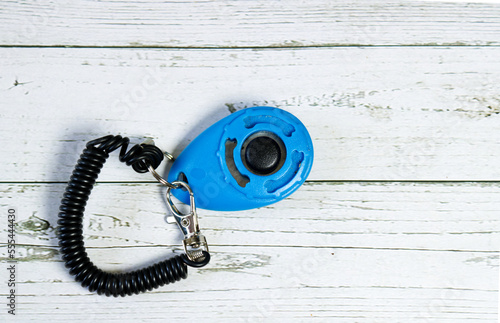 Obraz na plátně The clicker is a behavior reinforcer and its objective is that when the dog hears the sound it can understand that something is doing well