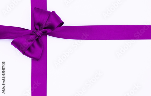 Nœud de ruban de satin pour paquet cadeau de couleur violet, isolé sur du fond blanc. Arrière-plan avec nœud en ruban sur fond blanc.