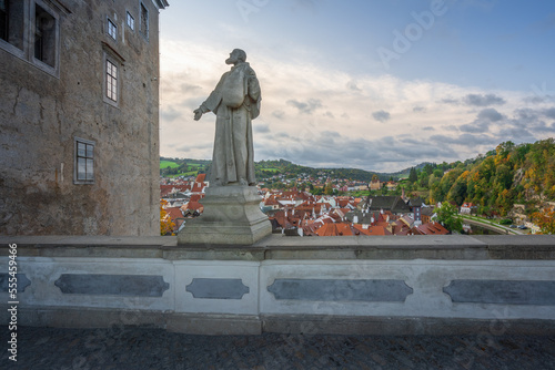 Tableau sur toile Saint Felix of Cantalice Statue at Cloak Bridge of Cesky Krumlov Castle and city