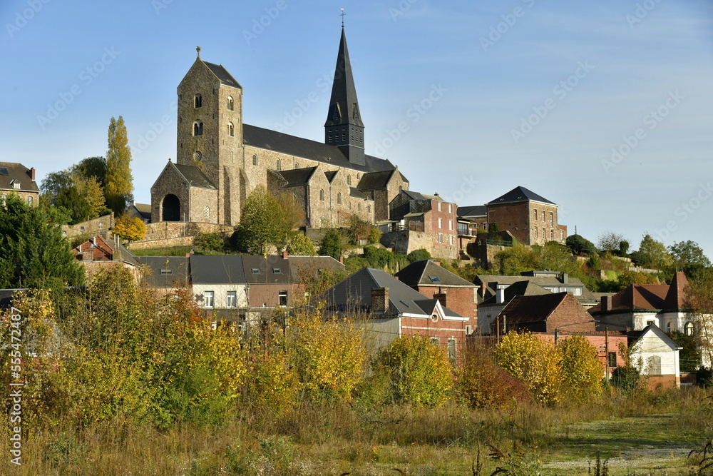 L'imposant collégiale ,la plus ancienne de Belgique dominant le village de Lobbes près de Thuin en Hainaut