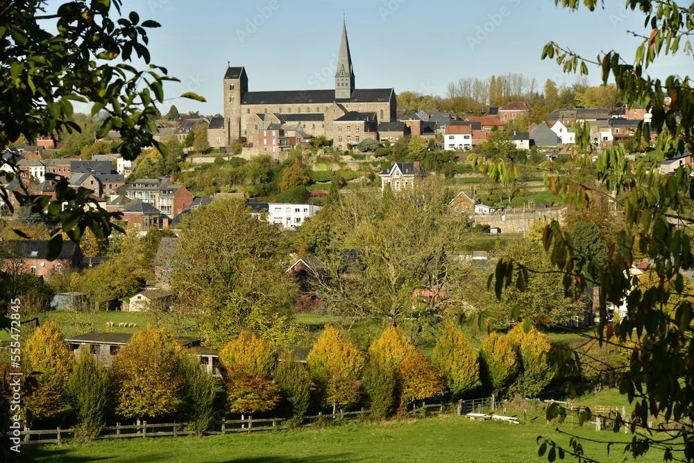 Le village de Lobbes avec son imposante collégiale Saint-Ursmer , la plus ancienne de Belgique dans un cadre bucolique le long de la Sambre en Hainaut 