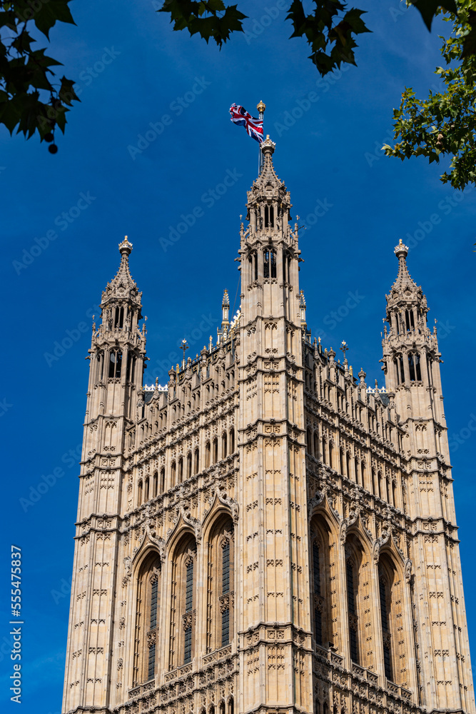 Westminster mit der Fahne des Vereinigten Königreichs