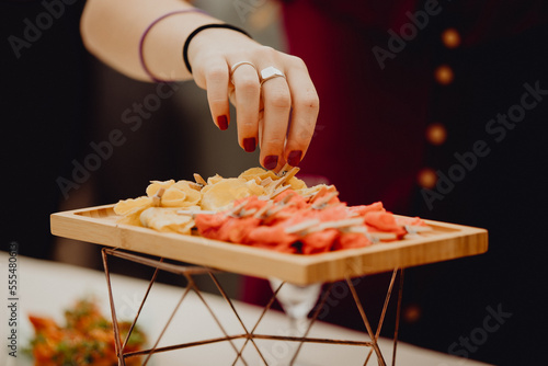 Fotografie Les invités picorant pendant le cocktail dinatoire
