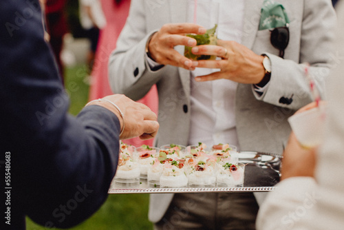 Profiter des mises en bouche pendant le cocktail photo