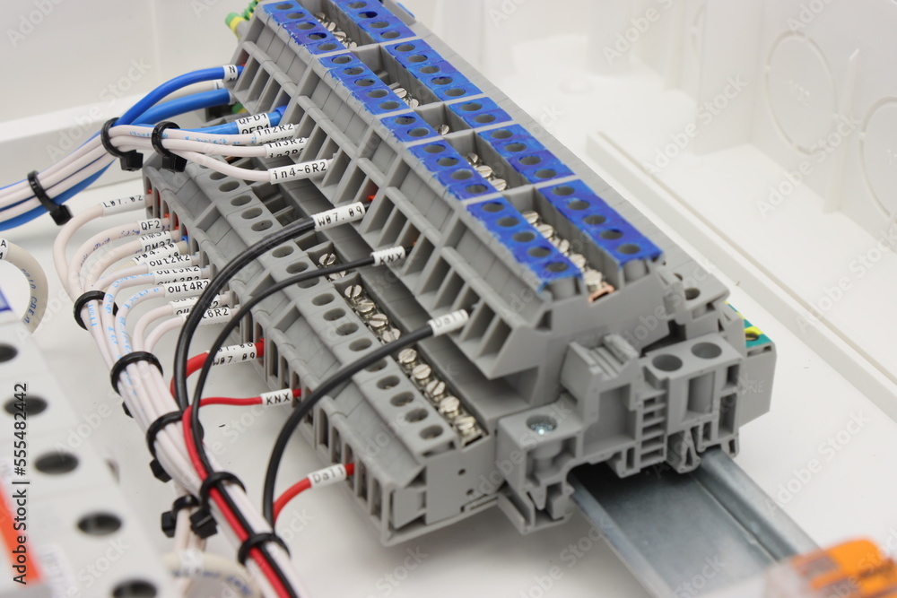 Electrical passthrough terminals for connecting electrical copper