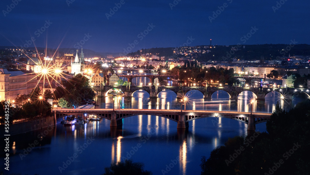 Blick über die Moldau mit den vielen Brücken zur blauen Stunde in Prag.