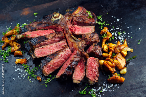 Foto Traditionelles gegrilltes dry aged Wagyu Porterhouse Beefsteak bistecca alla Fio
