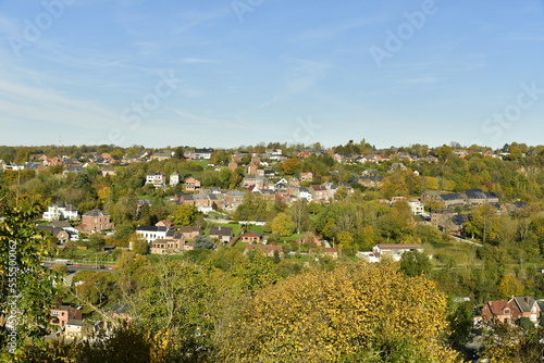 La vallée de la Sambre en partie urbanisée dans un cadre verdoyant en automne à la ville basse de Thuin en Hainaut 